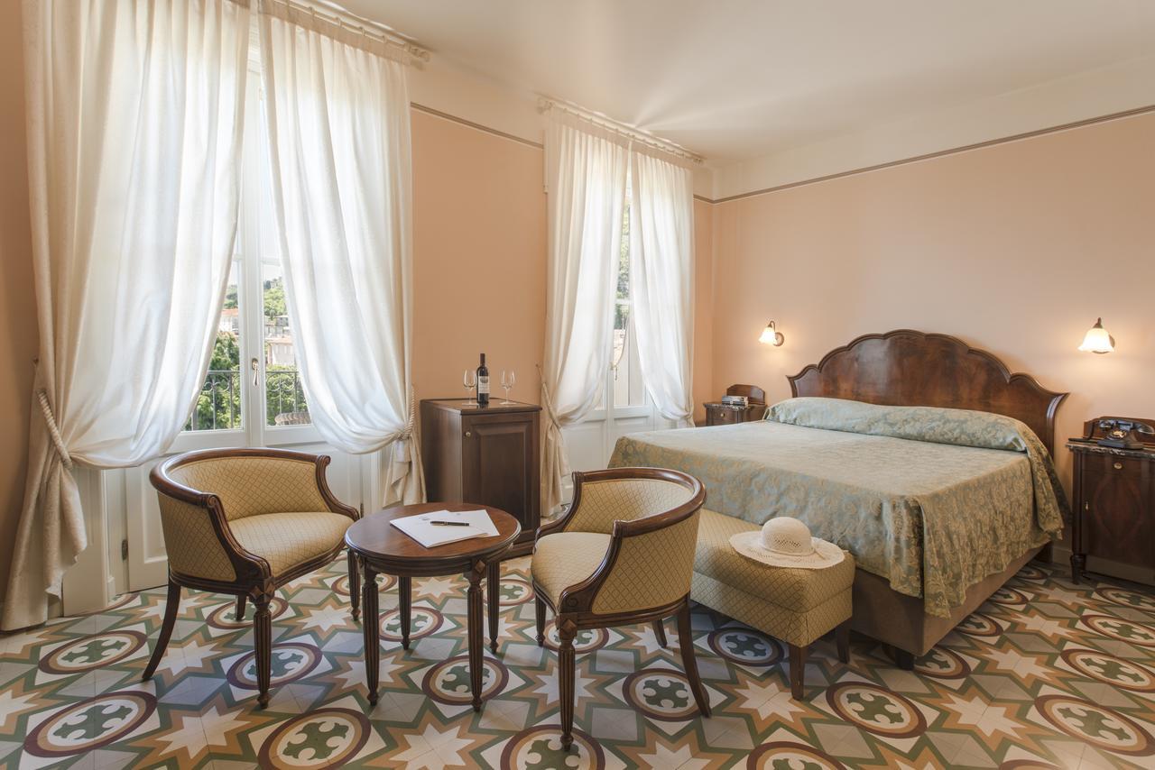 Zimmer mit Kingsize-Bett und Seeblick
